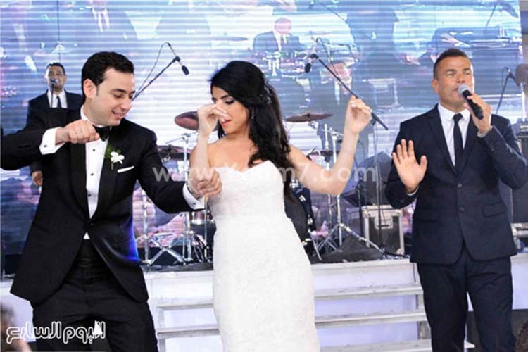 بالصور.. الهضبة يشدو بأجمل أغانيه في زفاف محمود عوض ونادين بيضون