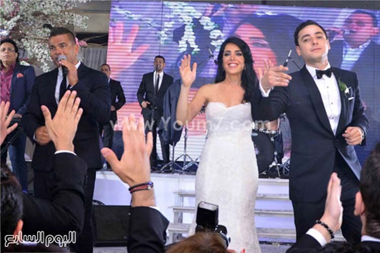 بالصور.. الهضبة يشدو بأجمل أغانيه في زفاف محمود عوض ونادين بيضون