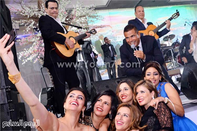 بالصور.. الهضبة يشدو بأجمل أغانيه في زفاف محمود عوض ونادين بيضون
