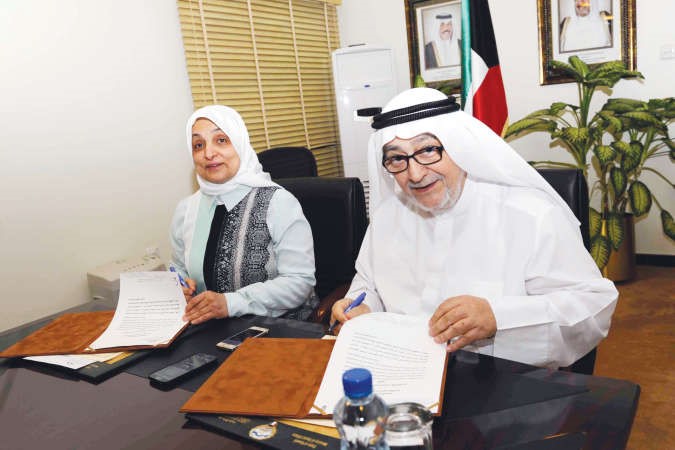 هند الصبيح خلال توقيع الاتفاقية مع دسعد الدين عكاشة﻿