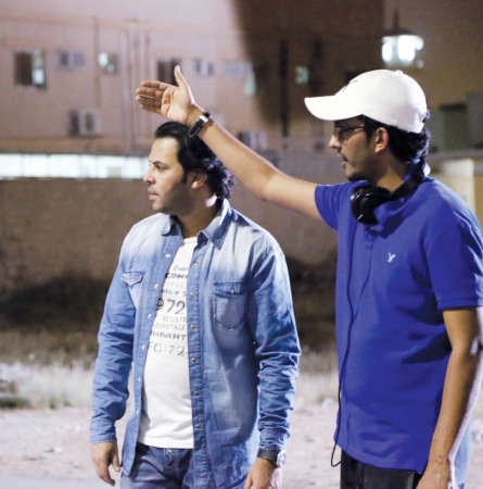 طلال السدر يتوسط المخرج محمد البكر 