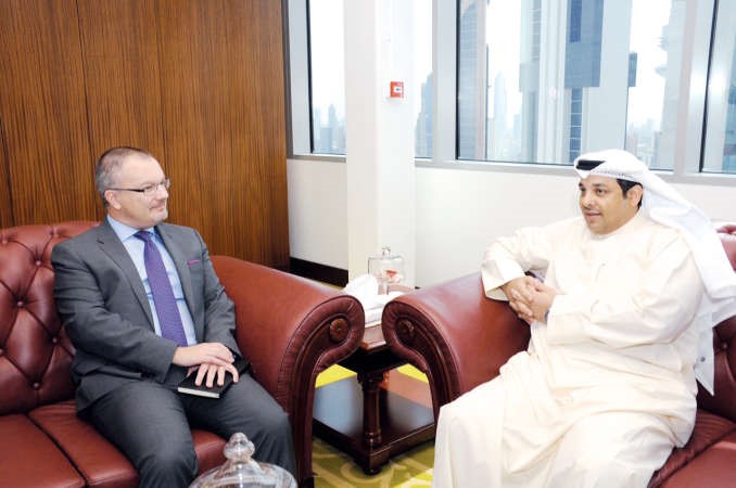 يعقوب الصانع مستقبلا السفير البريطاني ﻿