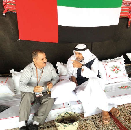 محمد شرار مع رئيس لجنة ادارة المهرجانات والبرامج الثقافية والتراثية بدولة الامارات العربية المتحدة اللواء ركن طيار فارس المزروعي﻿