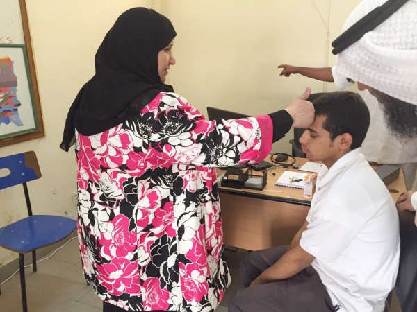 بدرية الخالدي تطمئن على احد الطلبة المرضى في عيادة المدرسة ﻿