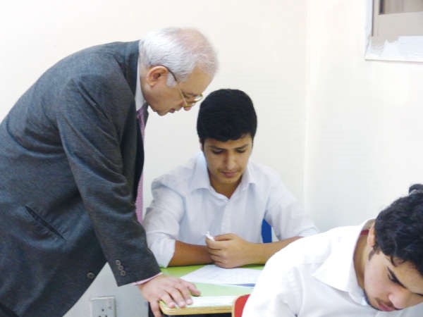 دبدر العيسى خلال جولته على احدى اللجان بثانوية المهيني 