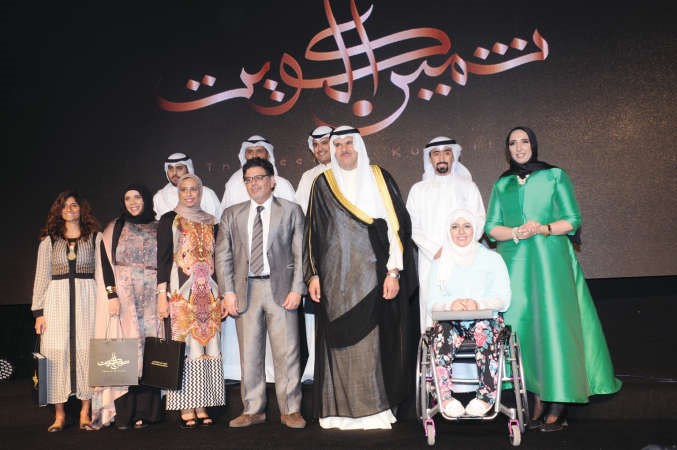 دنايف عبدالرحمن المطوع والمكرمون عن فئة خدمة المجتمع مع الشيخ سلمان الحمود﻿