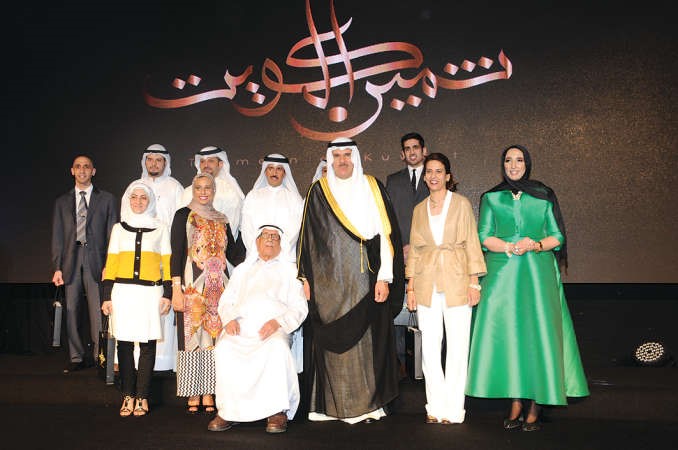  دصالح العجيري والمكرمون عن فئة العلوم والباحثين مع ممثل راعي الحفل﻿