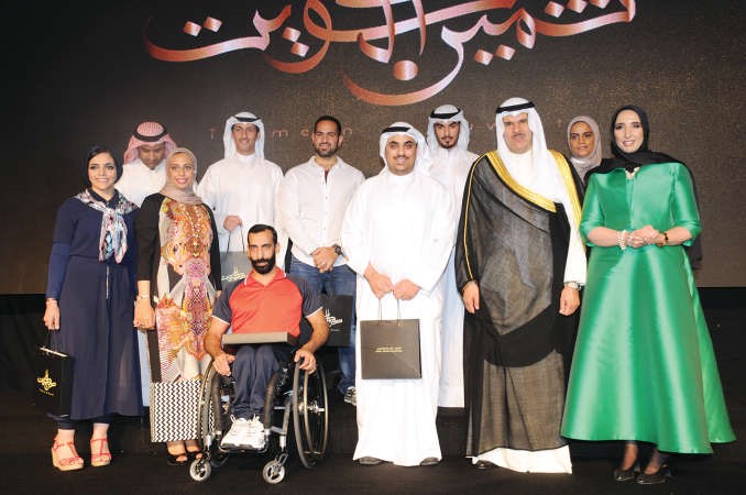 المكرمون عن فئة الرياضة مع وزير الاعلام﻿