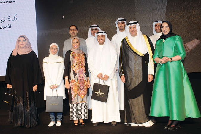 دعبدالرحمن البناي والمكرمون عن فئة الابتكار والاختراع في لقطة جماعية مع ممثل راعي الحفل﻿