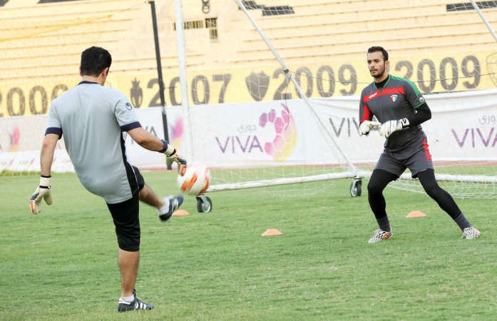 مدرب الحراس احمد دشتي يسدد الكرة باتجاه نواف الخالديعادل اليعقوب﻿