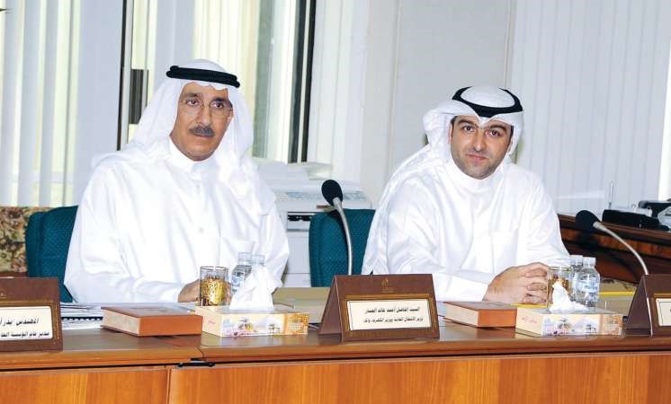 الوزيران ياسر ابل واحمد الجسار خلال اجتماع اللجنة الاسكانية امس 