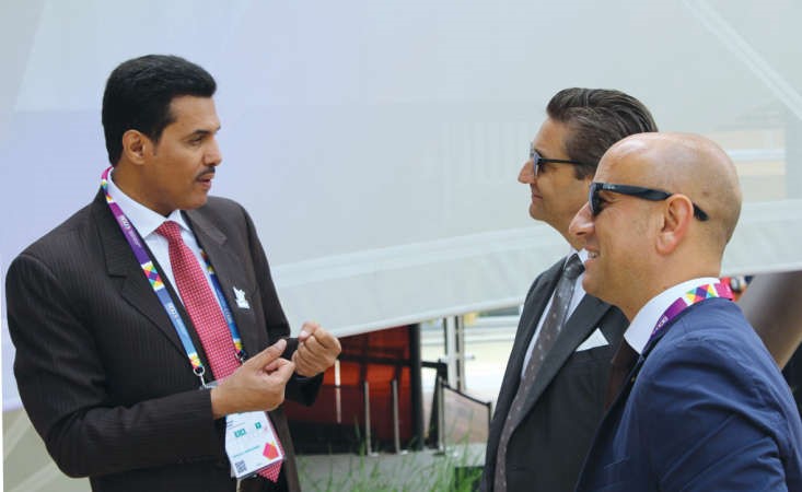 محمد البداح مع اثنين من زوار جناح الكويت في اكسبو ميلانو ﻿
