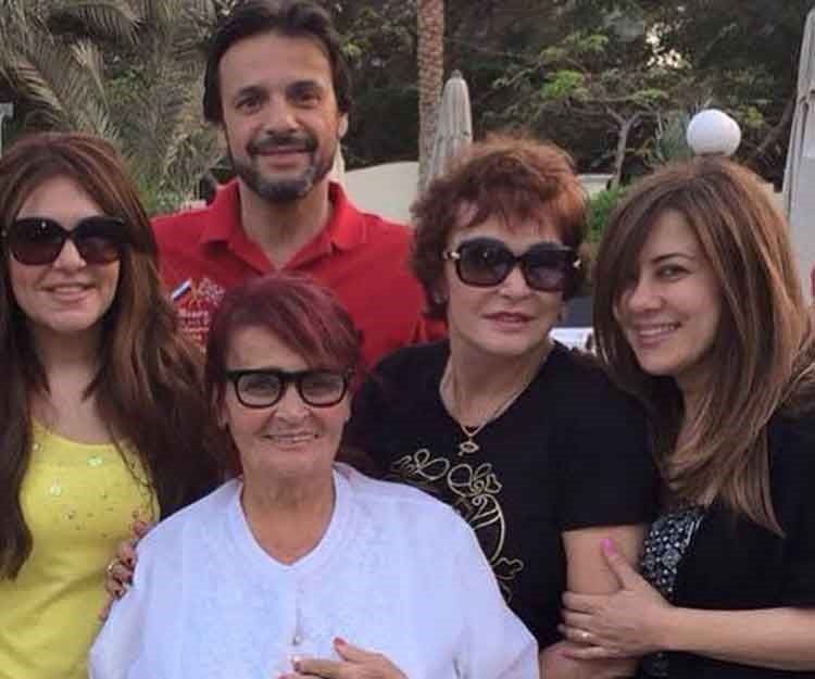 شاهد.. الفنانة المصرية فيروز بأحدث صورها تحتفل بعيد ميلادها مع أولادها