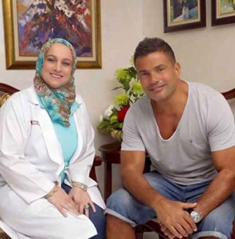 صورة تجمع عمرو دياب بطبيبة أسنانه