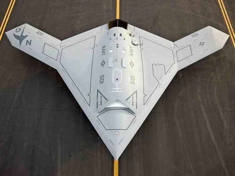 The X-47 B وهي طائرة دون طيار يستخدمها الجيش الامريكي ويمكنها حمل ذخائر وتوجيهها للقتال اثناء المعارك، وتصل سرعتها نصف سرعة الصوت بنطاق طيران يفوق اكثر من 3800 كيلو متر