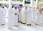 عدد من موظفي الوزارة خلال الاعتصام﻿