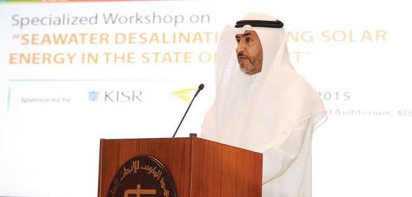 د ناجي المطيري ملقيا كلمته خلال الورشة﻿