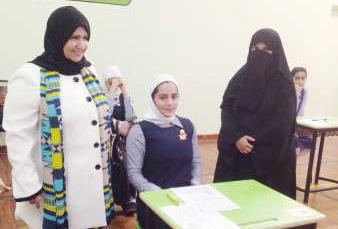 بدرية الخالدي داخل احدى اللجان بثانوية الربيع بن معوذ﻿
