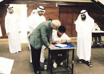 دبدر العيسى يطمئن من احد الطلبة على مستوى الاسئلة ﻿