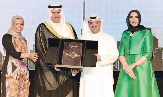 وليد الخشتي متسلما درع التكريم من الشيخ سلمان الحمود ﻿