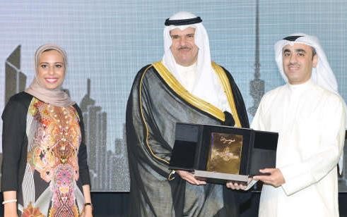 عبدالله التويجري متسلما الدرع من الشيخ سلمان الحمود 