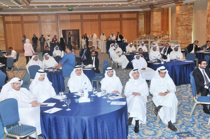 بدر السبيعي وعماد تيفوني يتقدمان الحضور خلال ندوة الكويتية للاستثمار ﻿