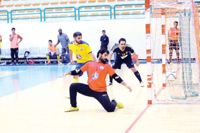من مباراة فريقي الاحمدي وحولي﻿