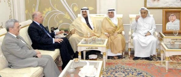 سمو الشيخ ناصر المحمد واسامة النجيفي والنائب نبيل الفضل والسفير العراقي د محمد حسين بحر العلوم ود اسماعيل الشطي﻿