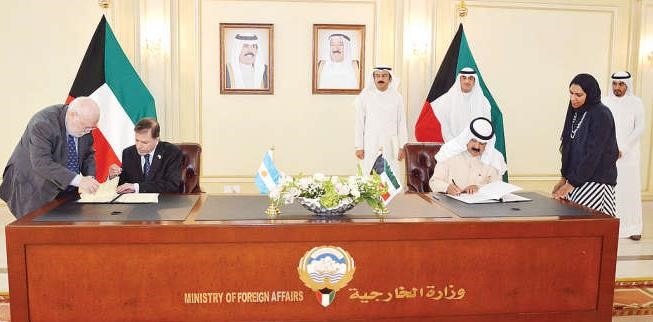 خالد الجارالله و السفير ادواردو انطونيو زوين اثناء توقيع الاتفاقية﻿