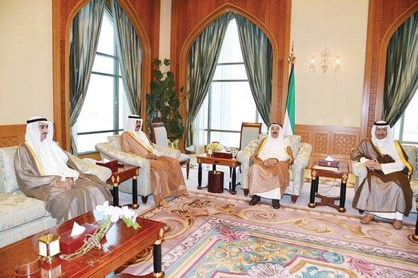 صاحب السمو الامير الشيخ صباح الاحمد وسمو ولي العهد الشيخ نواف الاحمد لدى استقبالهما سمو رئيس مجلس الوزراء الشيخ جابر المبارك ووزير التجارة والصناعة ديوسف العلي