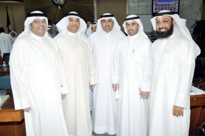 الاعضاء مانع العجمي ومشاري المطوطح واسامة العتيبي ومشعل الجويسري وفهد الصانع احمد علي
