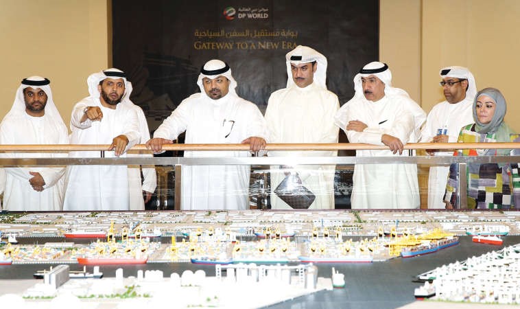 الشيخ يوسف العبد اللهاثناء زيارته لموانئ دبي العالمية