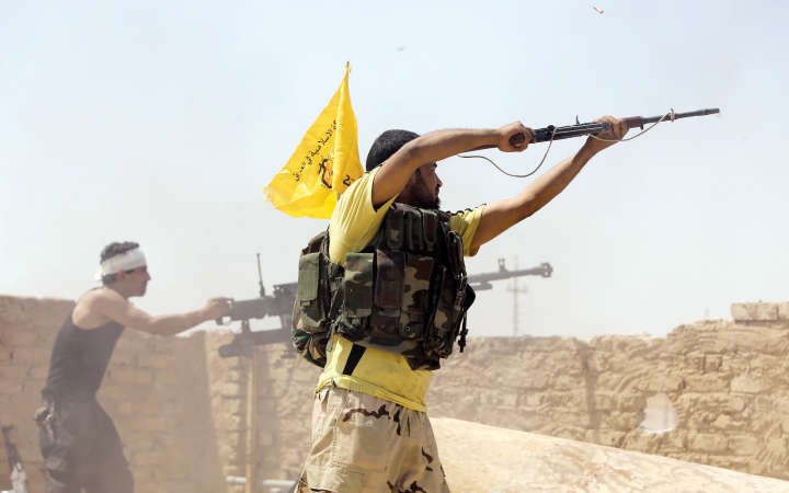 عراقيون من الحشد الشعبي يطلقون النار خلال عملية مشتركة مع الجيش العراقي لاستعادة السيطرة على مصفاة بيجي 	افپ ﻿