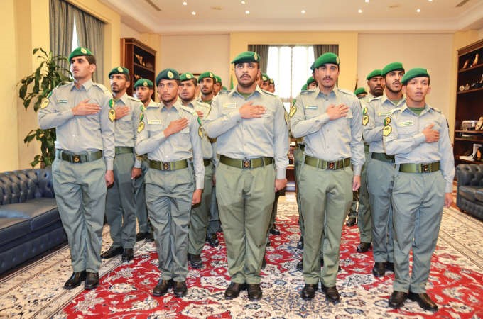 عدد من الخريجين يؤدون القسم