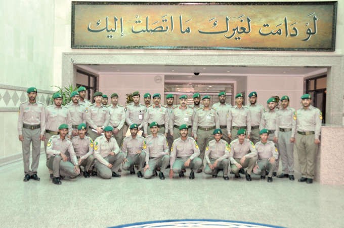  اللواء الركن مهاشم عبدالرزاق الرفاعي في صورة تذكارية مع الخريجين
