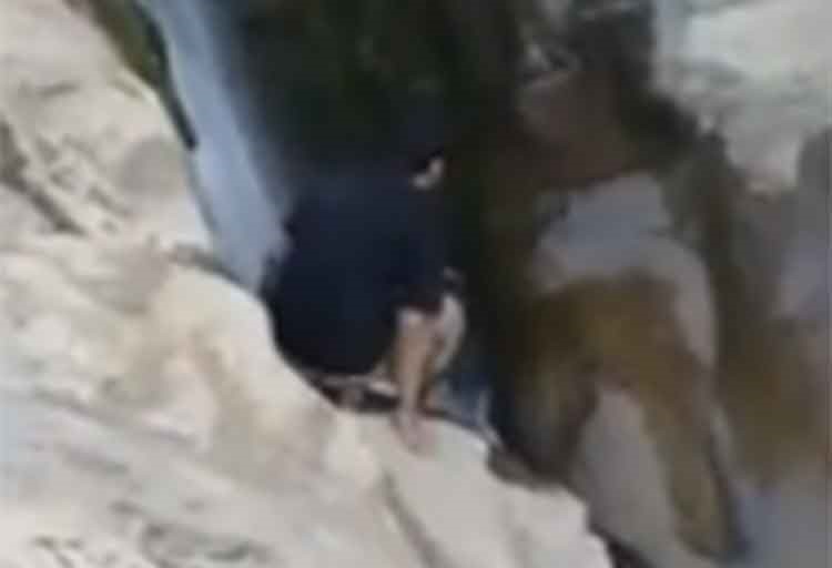 فيديو مؤلم.. سعودي يشجع ابنه على عبور شلال .. فكانت كارثة الموت