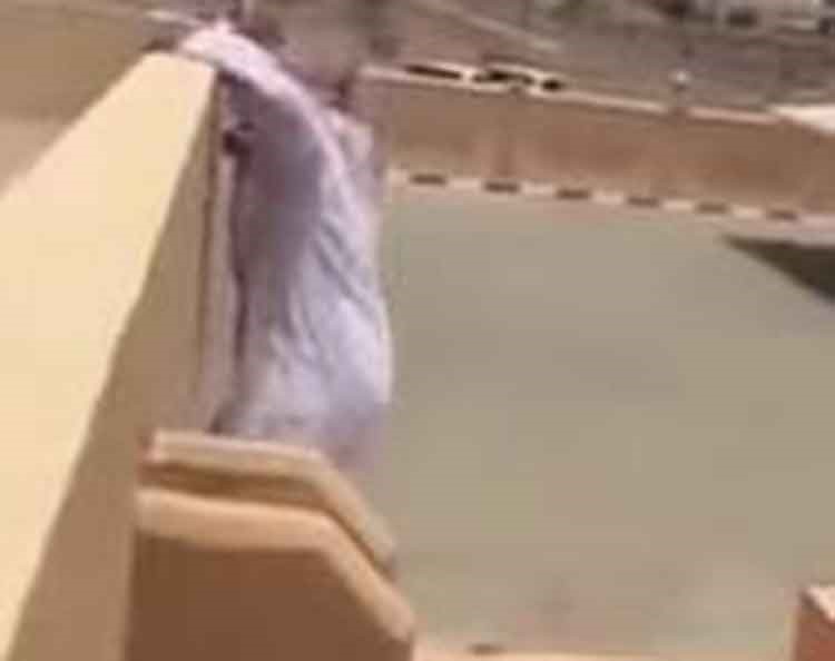 بالفيديو.. طالب خليجي اراد الهروب من المدرسة متسلقاً السور.. شاهد ماذا حدث له ؟