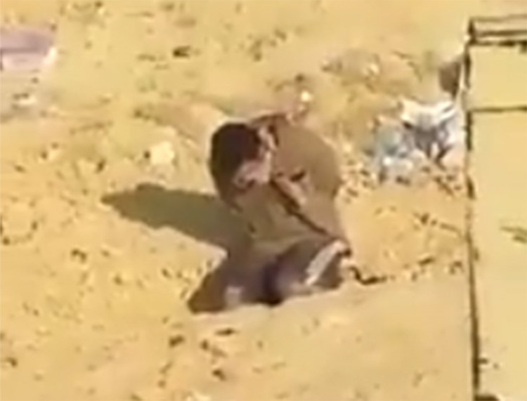 فيديو مروع ممنوع للقلوب الضعيفة.. داعش يعدم اسيراً بقذيفة مدفع مضاد للطائرات