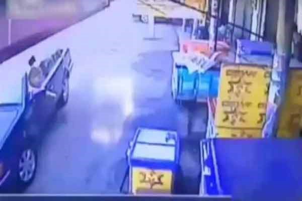 بالفيديو.. إطار سيارة طائش يكاد يقتل امرأة أمام متجر
