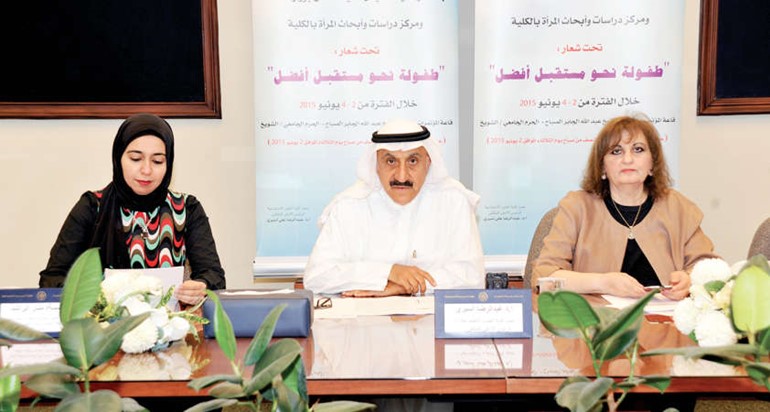 القعود واسيري والراشد خلال المؤتمر الصحافي﻿