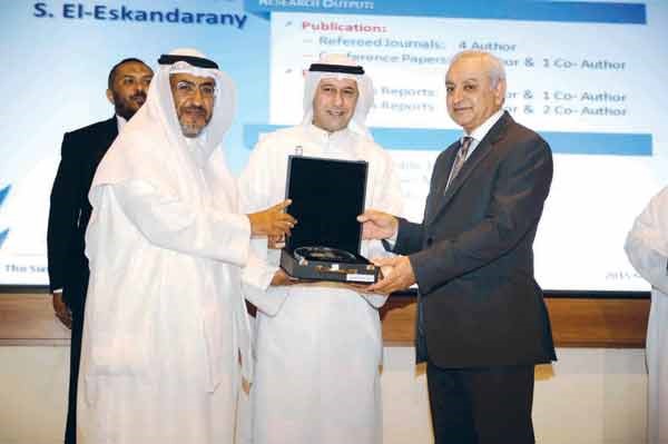 دبدر العيسى ودناجي المطيري يكرمان احد الفائزين بجوائز الانجاز والتميز العلمي	هاني عبدالله