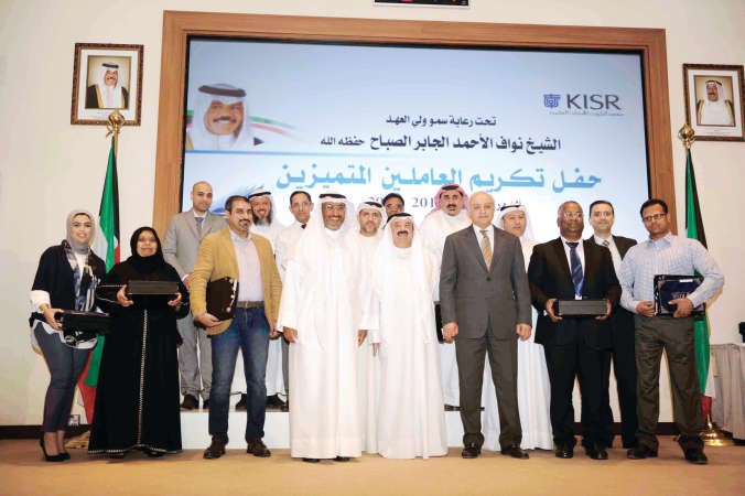 دبدر العيسى ودناجي المطيري مع عدد من المكرمين والمكرمات ﻿
