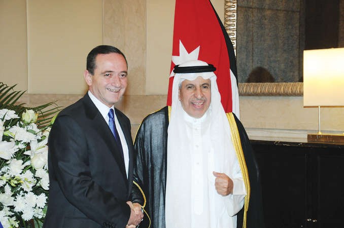 السفير السعودي دعبدالعزيز الفايز مباركا﻿