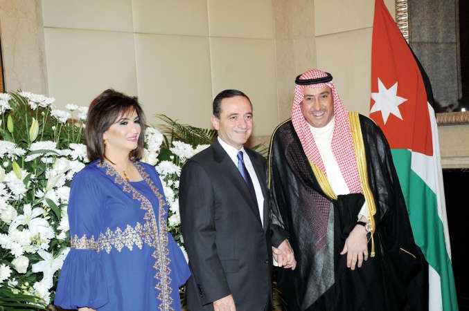 الشيخ فيصل الحمود مهنئا﻿