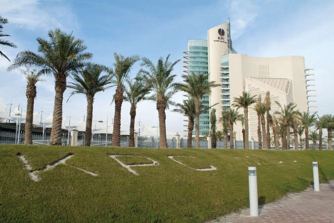 انخفاض ارباح مؤسسة البترول خلال السنة المالية الماضية الى مليار دينار نتيجة انهيار اسعار النفط وتفاقم خسائر احدى شركاتها التابعة