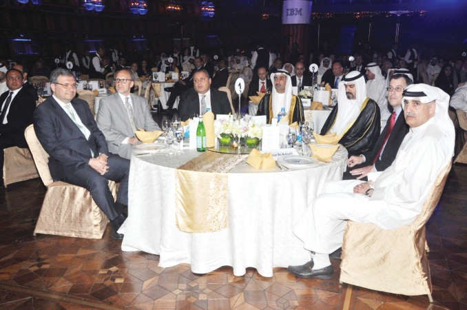 ديوسف العلي والشيخ دمشعل الجابر والسفير الاميركي دوغلاس سيليمان وعمرو رفعت ووليام لافونتان ونزار العدساني في مقدمة الحضور خلال الحفل