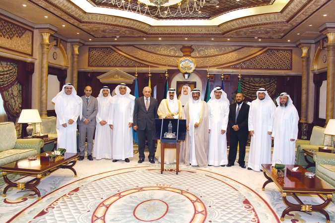 سمو ولي العهد الشيخ نواف الاحمد مستقبلا د بدر العيسى ومدير واعضاء معهد الكويت للابحاث العلمية
