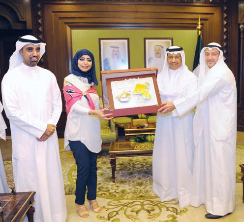 سمو رئيس الوزراء الشيخ جابر المبارك يتلقى هدية تذكارية من اعضاء الجمعية الكويتية لتقنية المعلومات