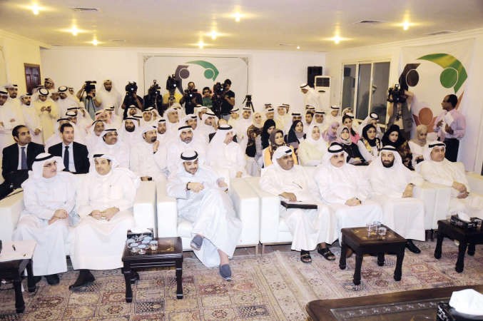 د علي العمير ويعقوب الصانع والشيخ محمد العبدالله واحمد لاري يتقدمون الحضور محمد خلوصي