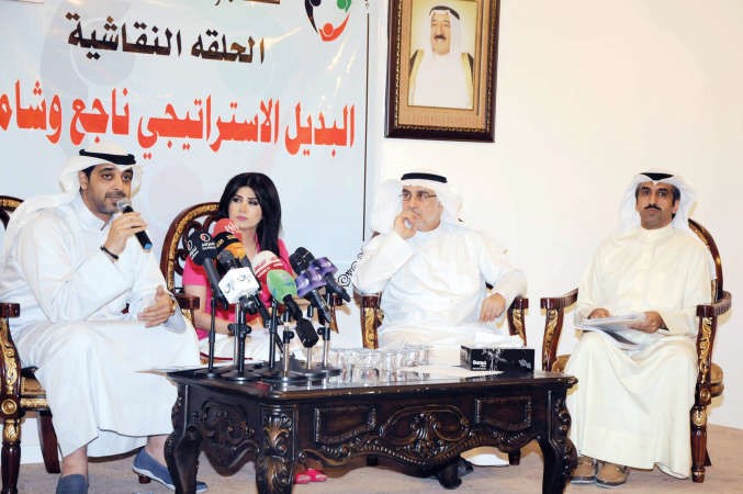 الشيخ محمد العبدالله متحدثا وبجانبه احمد لاري ومحمد الهملان وتبدو عريفة الحلقة النقاشية الزميلة سميرة عبدالله
